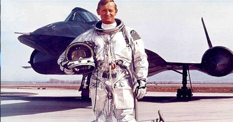 Пилот выжил после выброса Mach 3 из космоса, не выбрасывая его вообще.