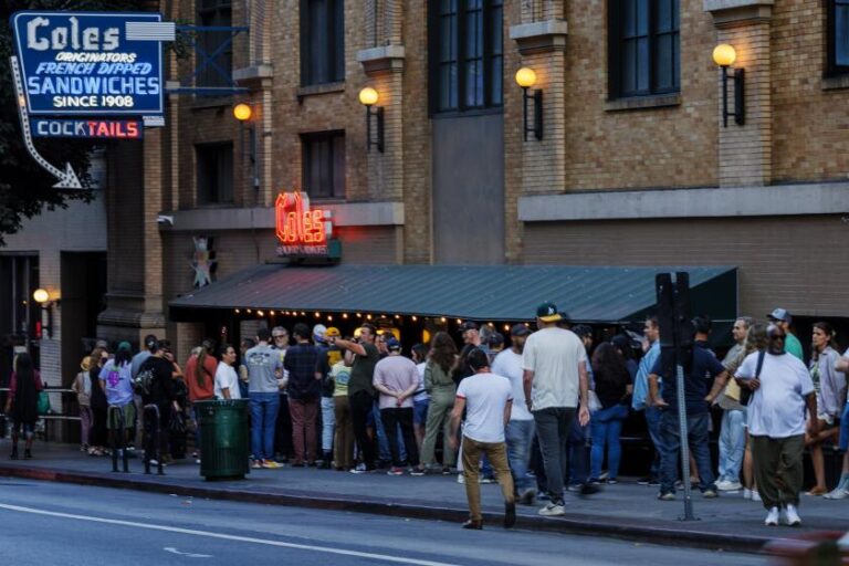 Ресторан объявляет о закрытии, фанаты выстраиваются в очередь часами.