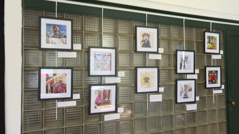 Леле, мексиканская кукла, показывает десятилетия истории глазами кукол.