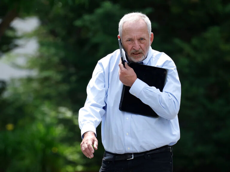 Бывший министр финансов Ларри Саммерс заявил, что уходит из общественной жизни после появления электронных писем Эпштейна