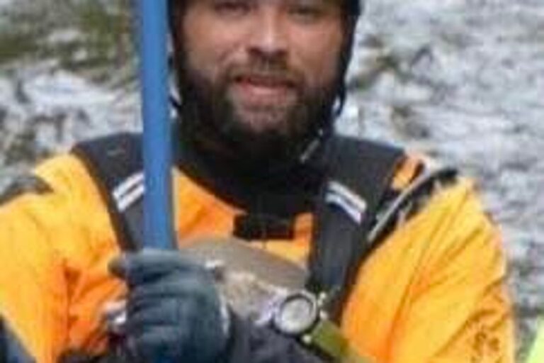 Ужасные студенты наблюдают, как инструктор по спасению с высоким углом падает до смерти перед ними, говорят полицейские