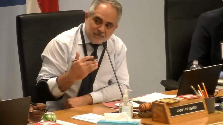 Школьный совет возглавит «грязную прачечную», говорит, что Wake разрушает общественное доверие