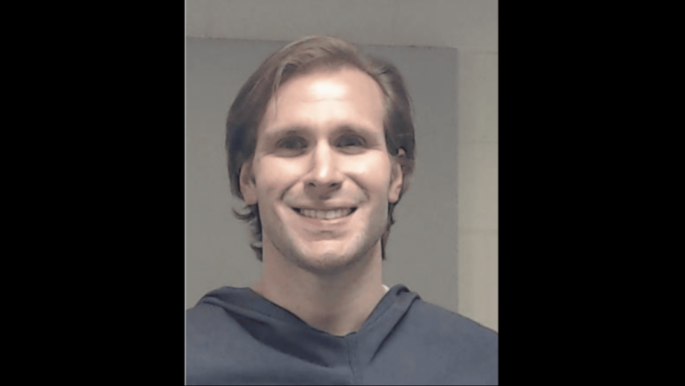 Мать из Северного Техаса подала в суд на частную школу и учителя, которые ухаживали за ее дочерью