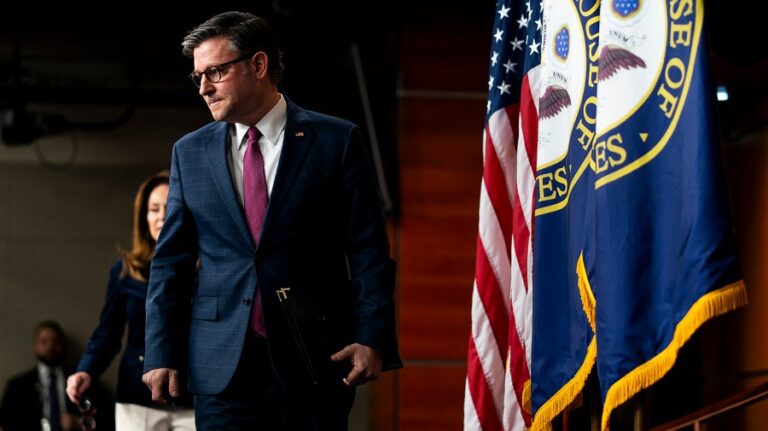 Дом продвигает ежегодный законопроект об обороне после того, как Джонсон переворачивает промахи