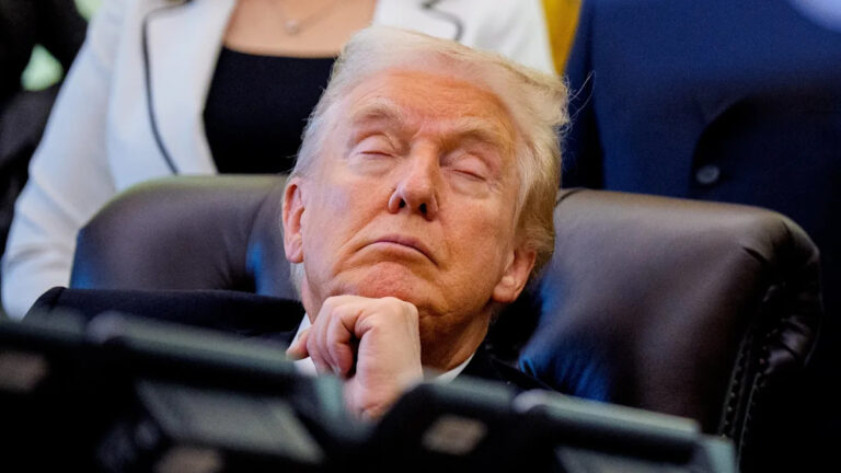 79-летний Трамп наносит ущерб после того, как овальное отделение стучит