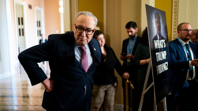 Демократы возобновляют угрозу закрытия правительства, поскольку напряженность вспыхивает с Трампом