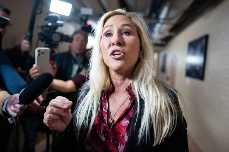 Марджори Тейлор Грин распространяет ложь о протестах Украины.