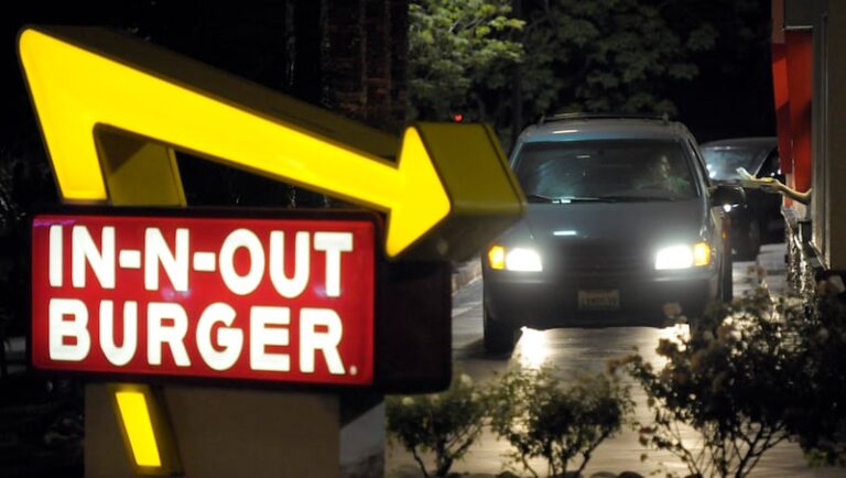 Калифорнийские рестораны быстрого питания, включая In-N-Out, борются за минимальную заработную плату в размере 20 долларов США