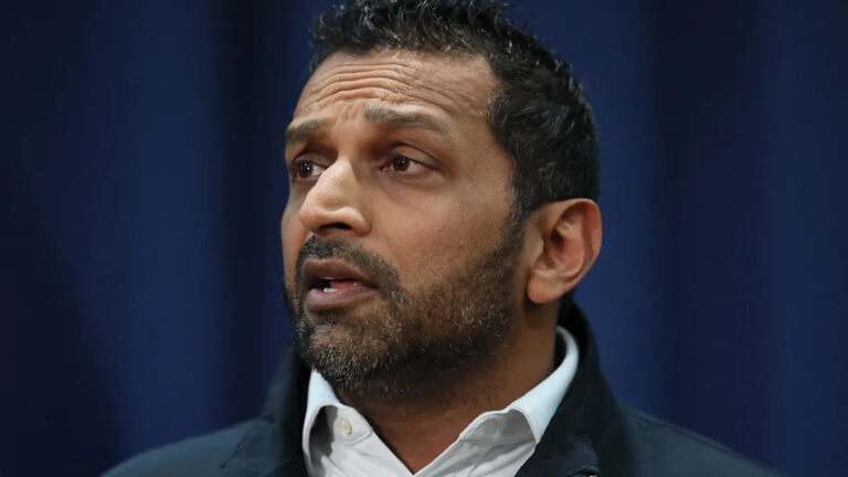 Кейстоун Кэш использовал самолет ФБР для поездки в литературный Бундоггл