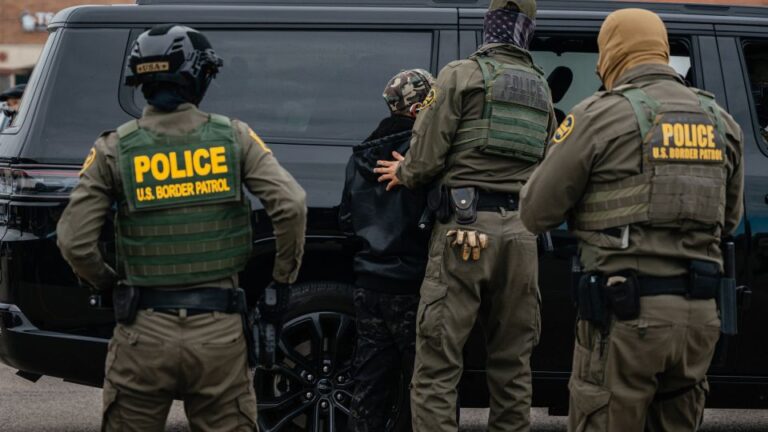 Судья приказал освободить сотни арестованных в Чикаго, где велась иммиграционная политика.