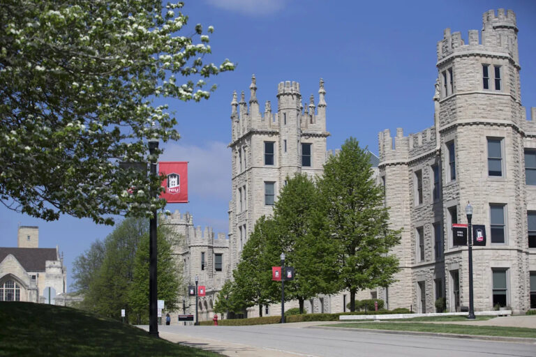 Иллинойс видит самое большое количество студентов в государственном университете за десятилетие