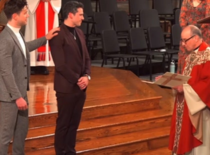 Якорь Джио Бенитес присоединяется к католической церкви с подтверждающей мессой