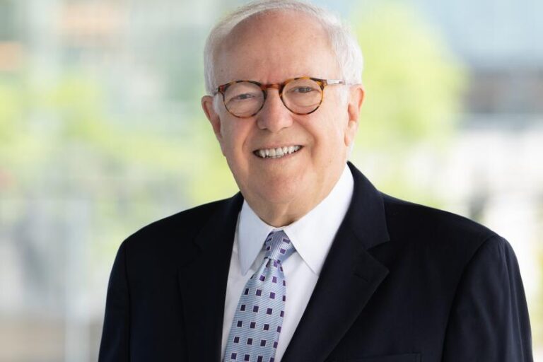 Роберт Барнетт, адвокат по политическим вопросам и звезды телевизионных новостей, умер в возрасте 79 лет.