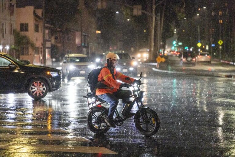 Атмосферная река Калифорнии усиливается, что приводит к широкому риску наводнений.