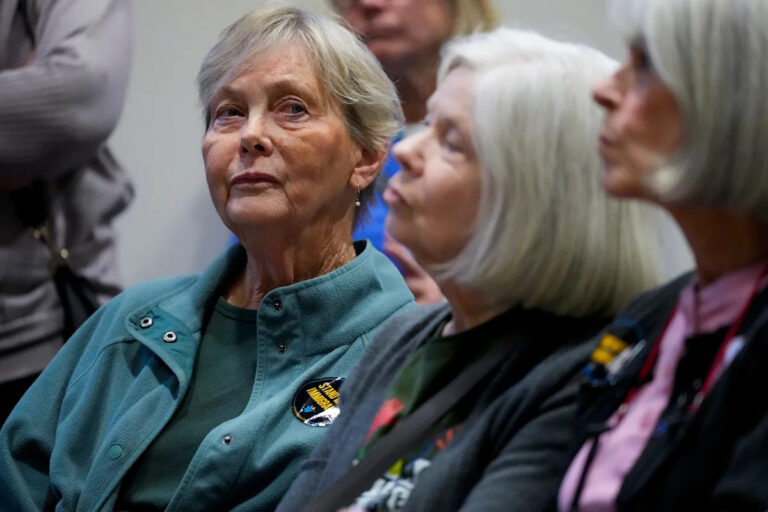 В стране Трампа в Огайо пригородные бабушки выступают против ICE