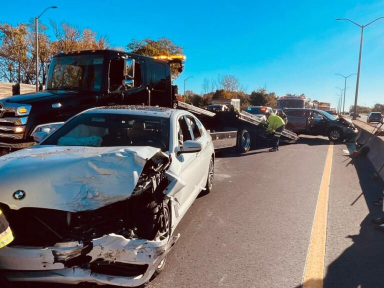 2 госпитализированы после аварии с несколькими автомобилями в Южном Виндзоре