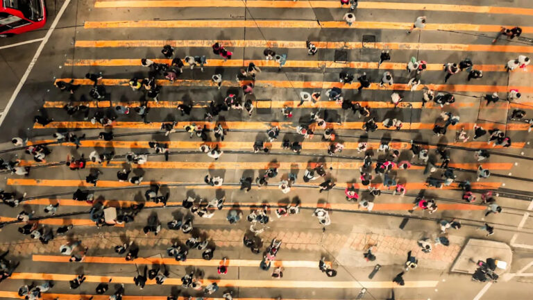 Флэш-моб разворачивается на городской площади с одним важным требованием: «Способ привлечь внимание к их историям и проблемам».