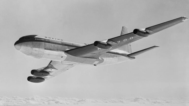 Этот трюк, бросающий вызов смерти, был введением в мир Boeing 707.