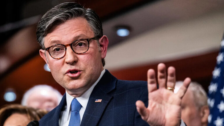 Майк Джонсон хочет изменить правила после унижения Эпштейна