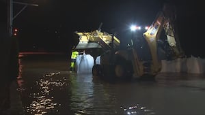 Эвакуация в Тихом океане, когда леви Уайт-Ривер терпит неудачу