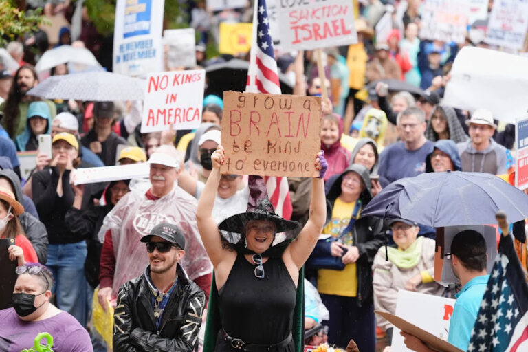 Протест «Нет королей» собрал сотни людей в Оклахома-Сити.