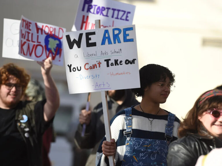 Студенты протестуют против решения Мэри Болдуин университет прекратить академические несовершеннолетние