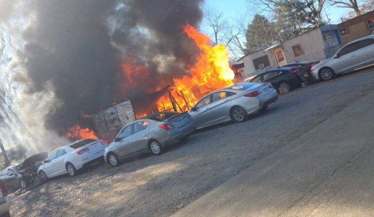 13 автомобилей и гараж загорелись в Рассел-Спрингс