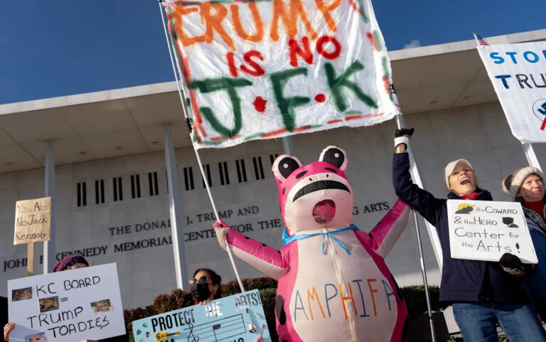 Ведущий Кеннеди-центра отменил рождественский концерт из-за переименования Трампа