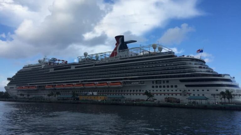 Семья в центре внимания ФБР, расследовавшего смерть девочки в круизе на карнавале, свидетельствуют записи