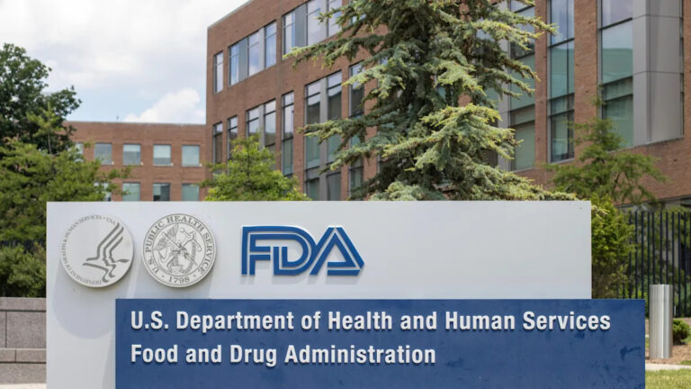 FDA утверждает, что розничные торговцы продали отозванную детскую формулу, связанную с ботулизмом