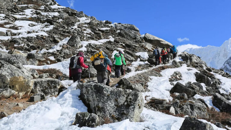 Пешеходы разделяют тревожный вид из лагеря на горе Эверест: «Худшее, что кто-либо когда-либо видел»