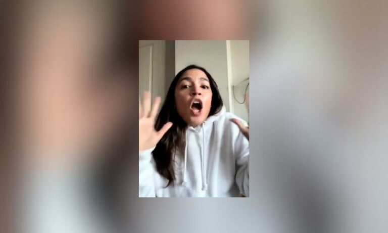 Член палаты представителей от демократов Александрия Окасио-Кортес в Стивен Миллер упала на короткое время