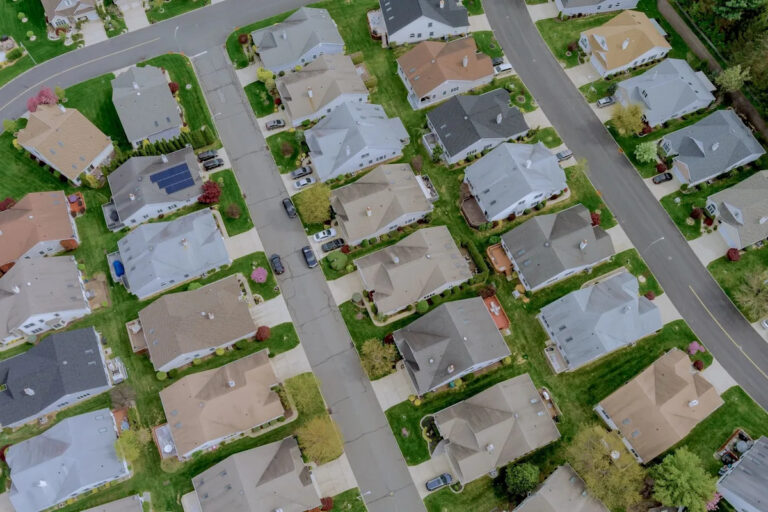 Житель расстроен, поскольку HOA предлагает спорный запрет: «Я не хочу платить»