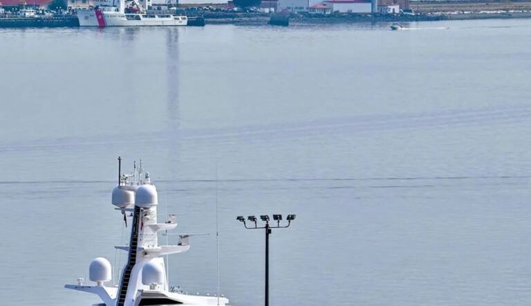 Роулинг столкнулась с негативной реакцией после того, как зашла в американский порт на суперяхте стоимостью 150 миллионов долларов: «Надеюсь, она утонет»