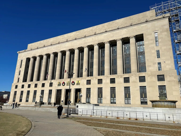 Жалобы продолжают поступать в отдел экстренной связи Нэшвилла, несмотря на расследование.