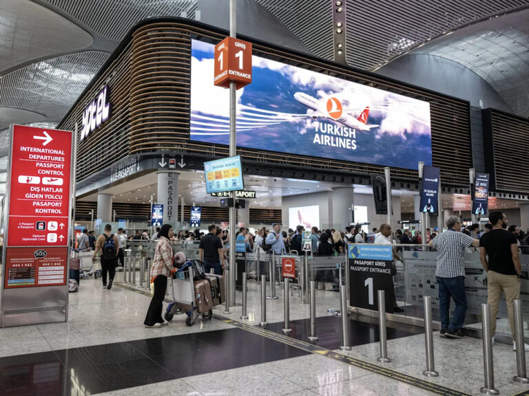 В аэропорту Стамбула есть капсулы для сна, собаки-терапевты и самый большой в мире терминал. Его генеральный директор объясняет, как он превратился из нуля в лучший в мире за 5 лет.