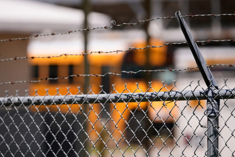 Попытки администрации Трампа положить конец школьной десегрегации 1960-х годов сталкиваются с препятствием.