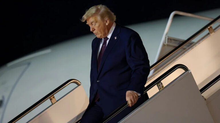 79-летний Трамп призвал к неловкому выходу на шагах Air Force One