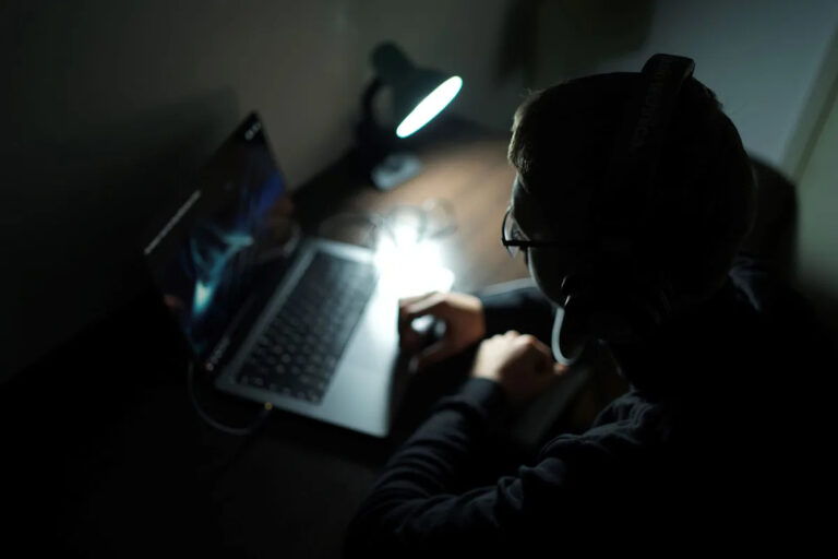 Расследование выявило тревожную онлайн-угрозу для молодых людей: «У них в голове есть это ложное представление»