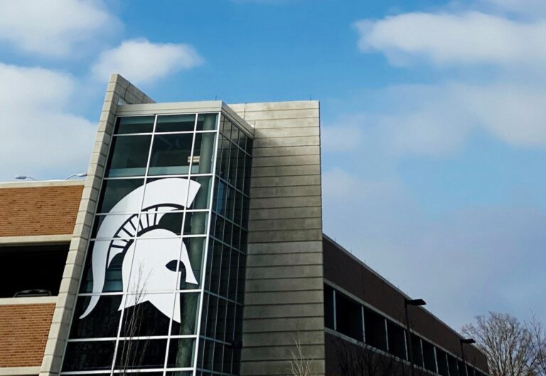 Бывший студент садоводства штата Мичиган подал иск на 100 миллионов долларов за воздействие пестицидов