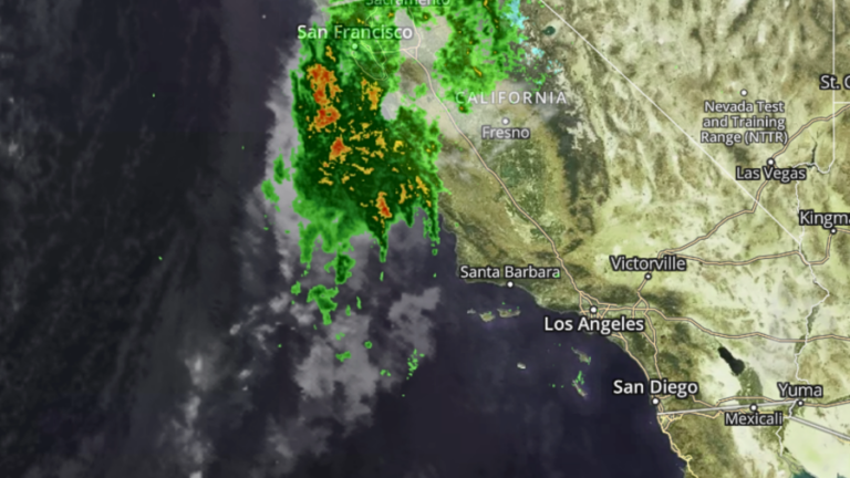 Шторм нацелился на Южную Калифорнию; районы пожаров в опасности
