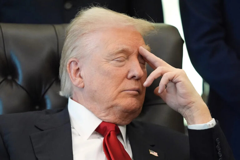 Трамп запевает «Сонный Джо» всего через 1 день после того, как он, кажется, заснул в Овальном кабинете