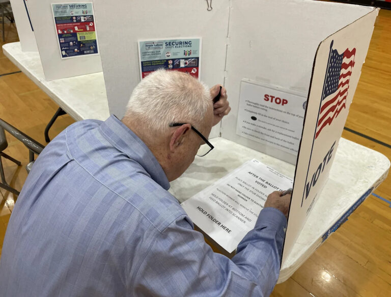 Должностные лица сохраняют места в городском совете Зансвилла; входящие в гонки задерживают некоторые результаты