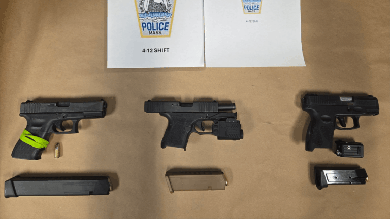 Незаконное огнестрельное оружие и наркотики, изъятые в ходе полицейского рейда в Холиоке