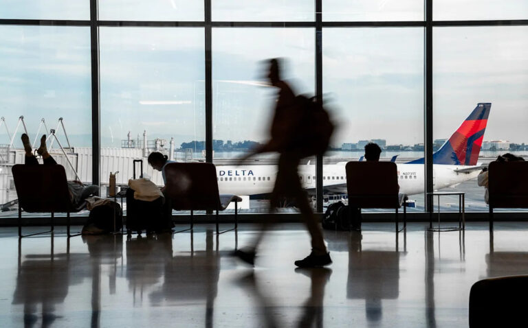 Почти 800 авиадиспетчеров и техников с отличной посещаемостью во время остановки, чтобы получить бонусы в размере 10 000 долларов США.