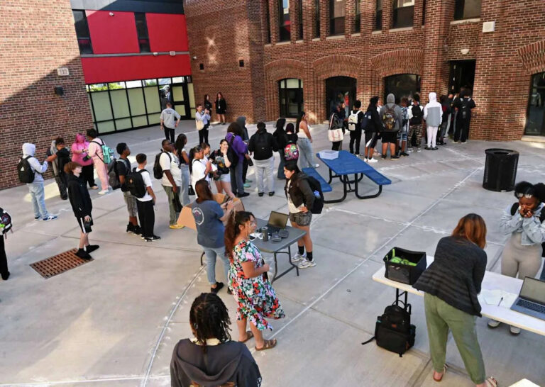 Родители из Шенектади жалуются на отстранение 14 старшеклассников