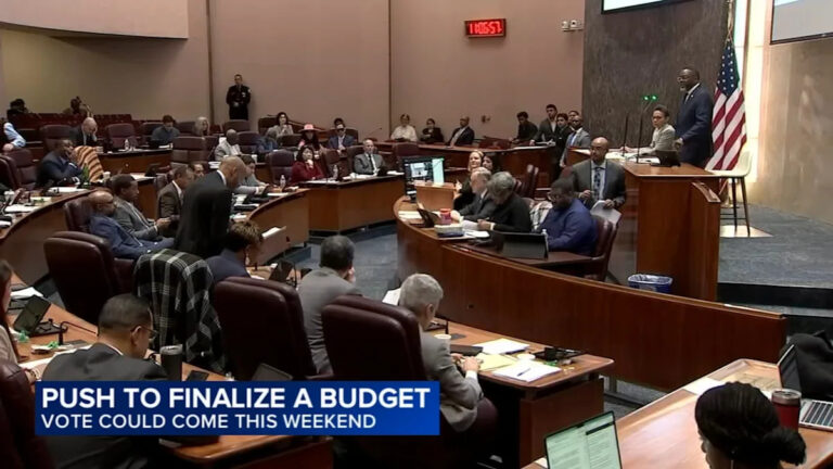 Мэр Чикаго по-прежнему видит шанс на компромисс по альтернативному бюджету; полный Совет может проголосовать за Сат.