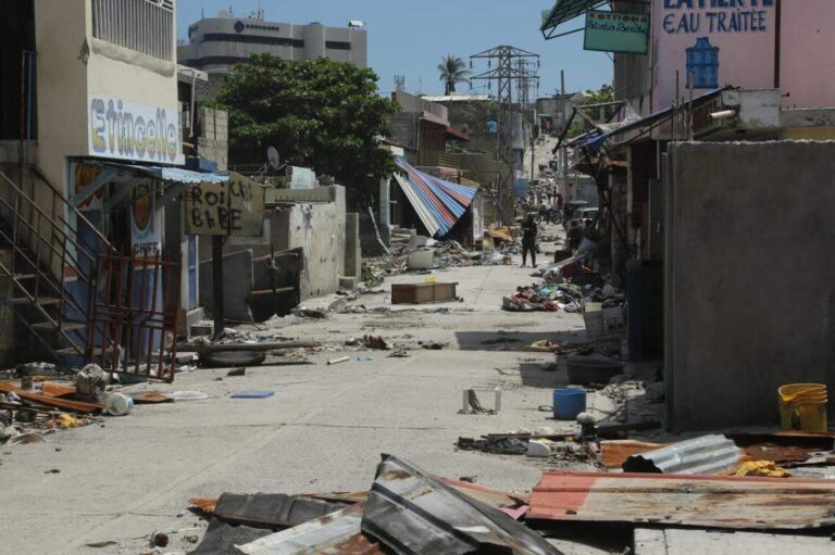 Глава ООН осудил резню на Гаити после того, как банды убили десятки людей в рыбацкой деревне