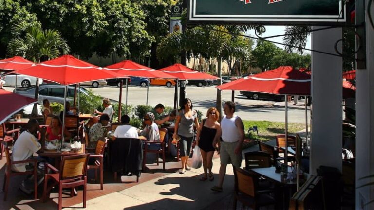 Британский паб The Moon Under Water наконец-то обзавелся новым домом