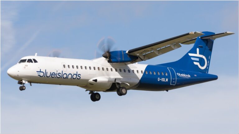 Авиакомпания отменила все рейсы и призвала пассажиров оставаться дома